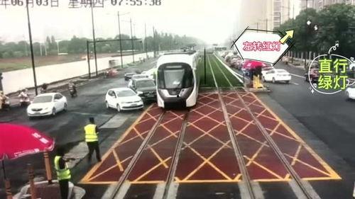 国产电车被撞视频播放,视频曝光引发热议